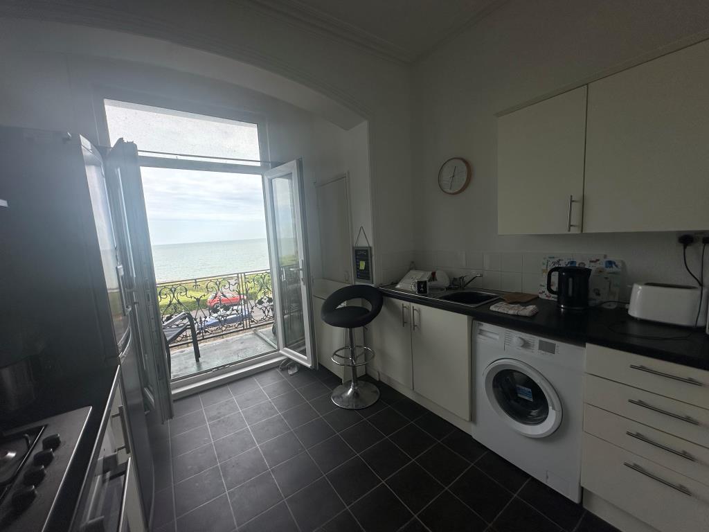 Lot: 140 - SEAFRONT BLOCK OF SIX FLATS ON GOOD SIZE PLOT - First floor flat kitchen